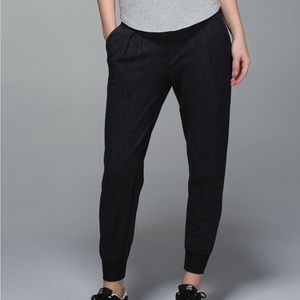 Lululemon Yoga Party Pant Joggers in Desert Snake Embossed Black Size 6